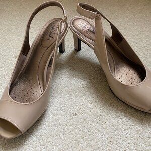 LifeStride Teller nude patent leather comfortable peep toe sandal, sz 9